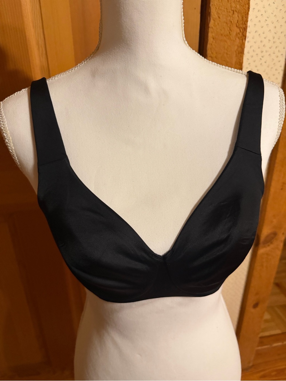 Delimira NWT Black Bra with Smooth Cups. Underwire minimizer